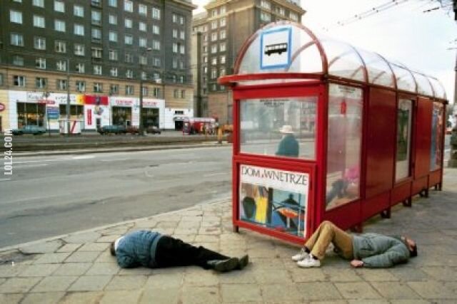 3489_dzien-po-imprezie-na-przystanku.jpg