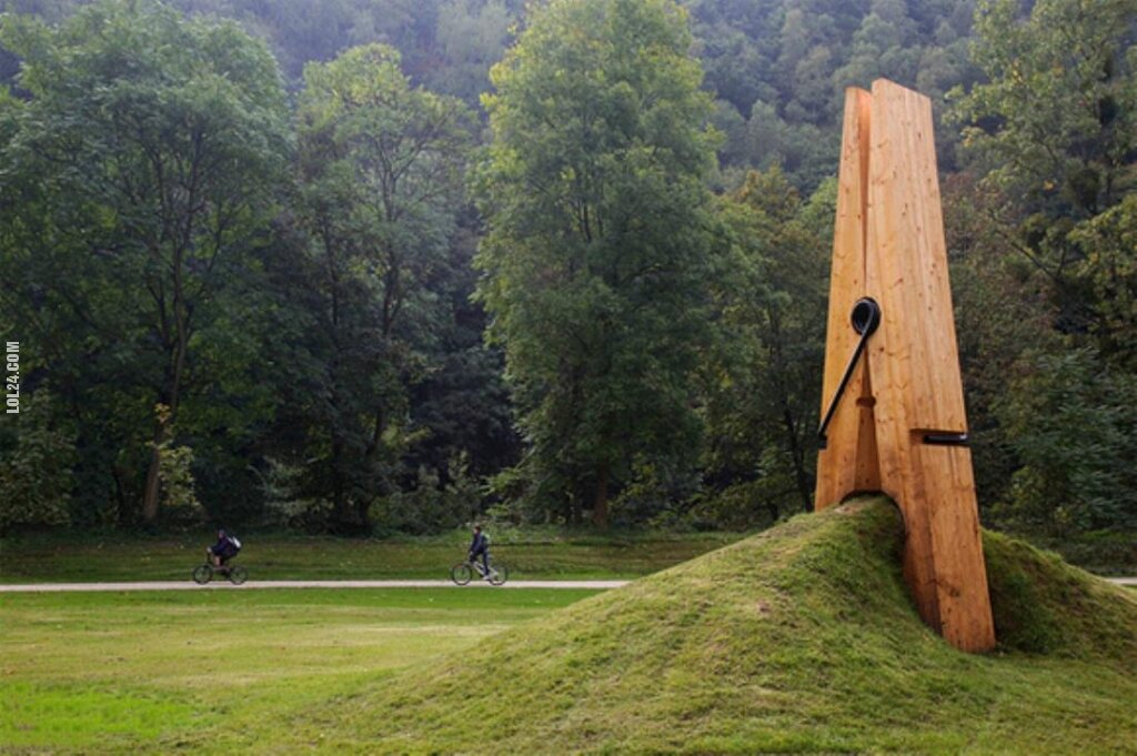 4095_rzezby-figurki-gigantyczny-spinacz-do-prania.jpg