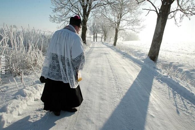 Nie przyjmuj księdza w kapciach i na boso, bo to...