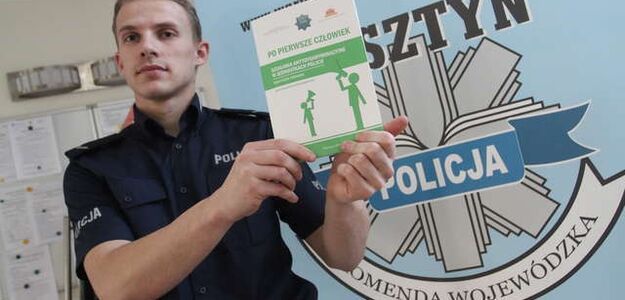 Jak rozmawiać z prostytutką i gejem? Poradnik dla policjantów
