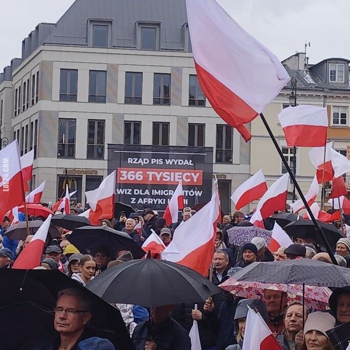 polityka : Podczas demonstracji PIS w Warszawie przeciwko imigracji, pojawił się baner wywieszony przez Konfederację