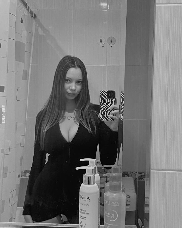 kobieta : Czy podobają Ci się moje zdjęcia?