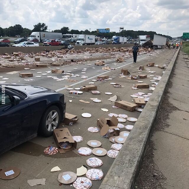 FAIL : Wypadek ciężarówki przewożącej mrożone pizze