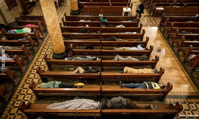 inne : Bezdomni w San Francisco mogę przespać się na ławkach  w kościele