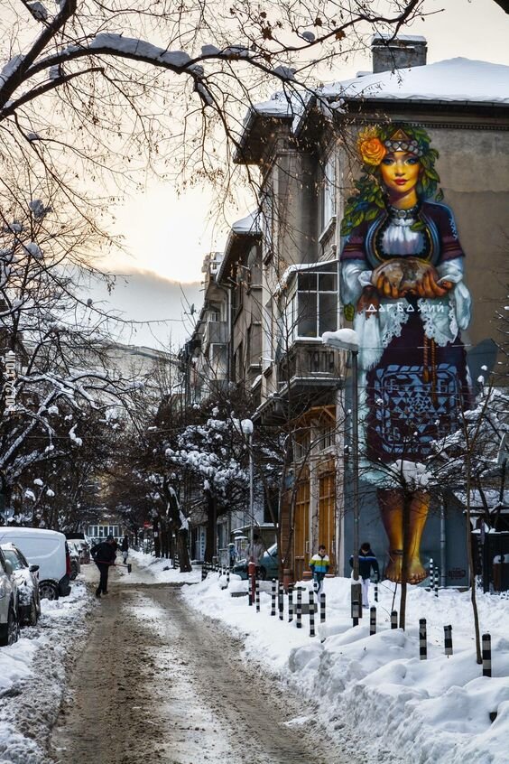 kobieta : Mural słowiańskiej dziewczyny - Sofia, Bułgaria