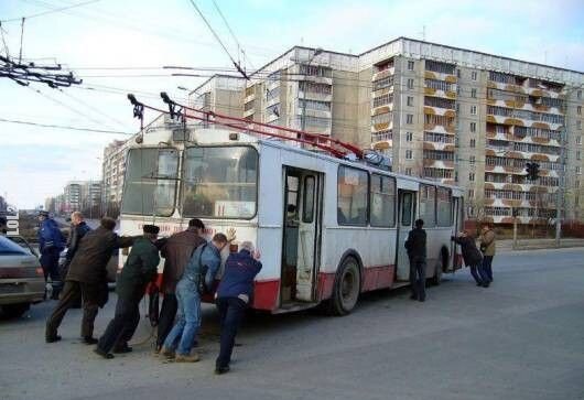 motoryzacja : Trolejbus na popycha, oczywiści pchają pasażerowie