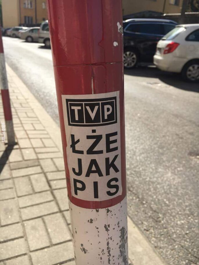 napis, reklama : TVP łże jak pies