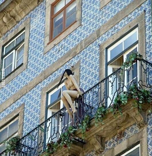 inne : kobieta bez biustonosza na balkonie