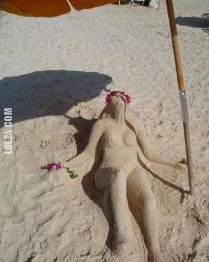 rzeźba, figurka : na plaży