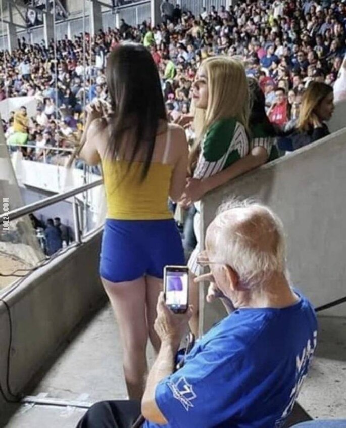 FAIL : Dziadek robi zdjęcie na meczu