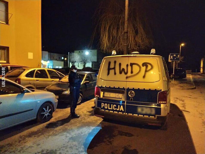 napis, reklama : "HWDP" na samochodzie policyjnym