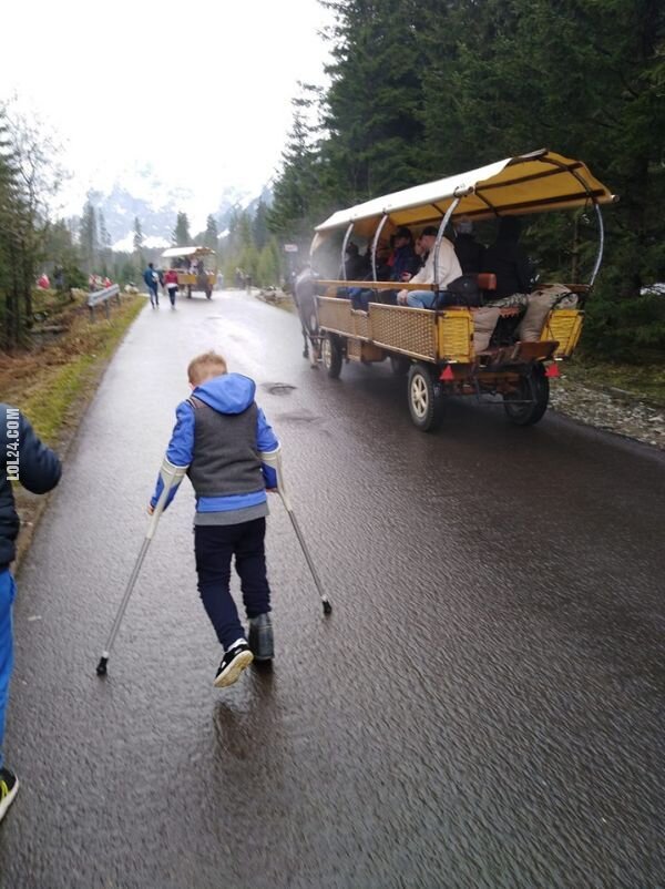 WOW : 8-latek o kulach dotarł nad Morskie Oko. Mijały go fasiągi z turystami