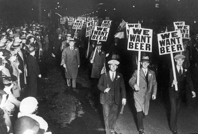 napis, reklama : We Want Beer