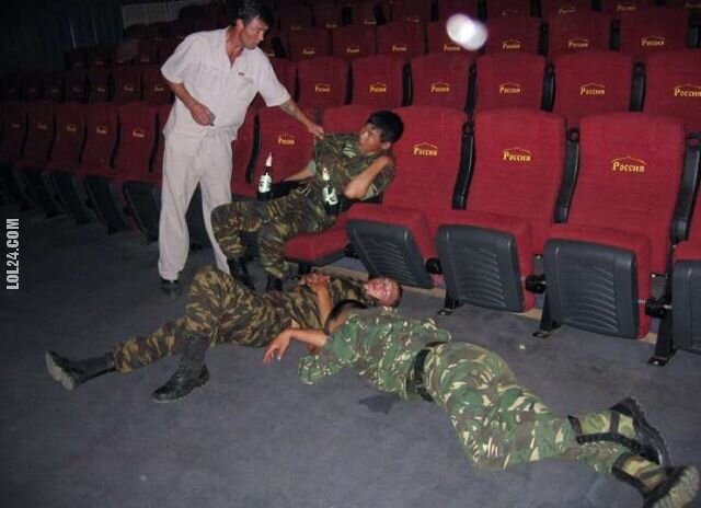 po imprezie : Żołnierze w kinie. Po seansie.