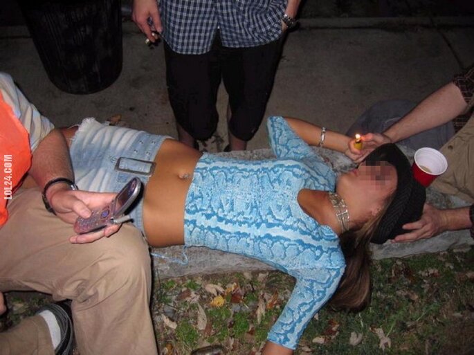 po imprezie : Zasnęła na murku