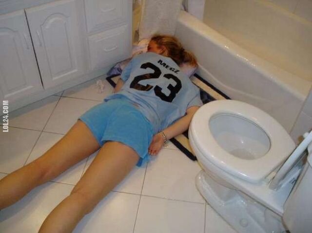po imprezie : zasnęła w wc na podłodze