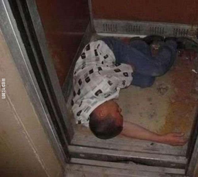 po imprezie : śpi w windzie