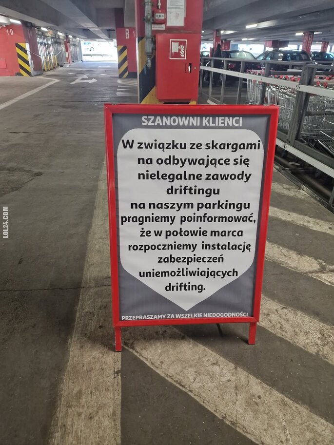 napis, reklama : "W związku ze skargami na odbywające się nielegalne zawdy driftingu"