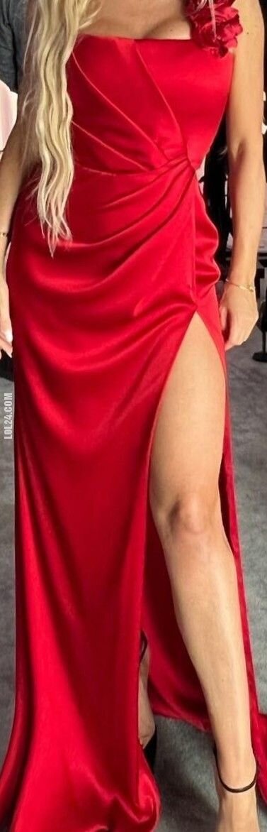 seksowna : Czy nie zbyt wysokie rozcięcie? Czerwień.