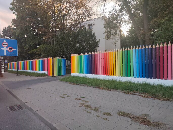 LOL : Kredkowe ogrodzenie! Przedszkole ul. Łagiewnicka-Biegańskiego w Łodzi