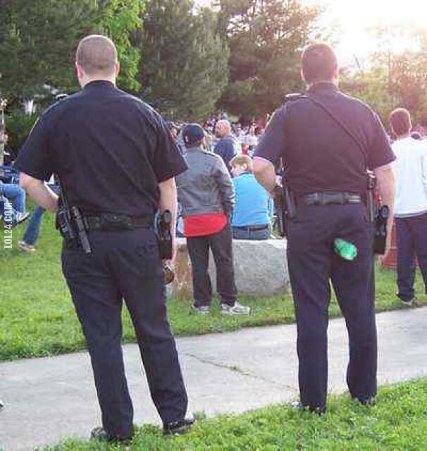 FAIL : Policjant z butelką w tyłku