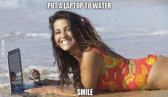 kobieta : Uśmiech na plaży z laptopem