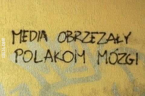napis, reklama : Ach te media