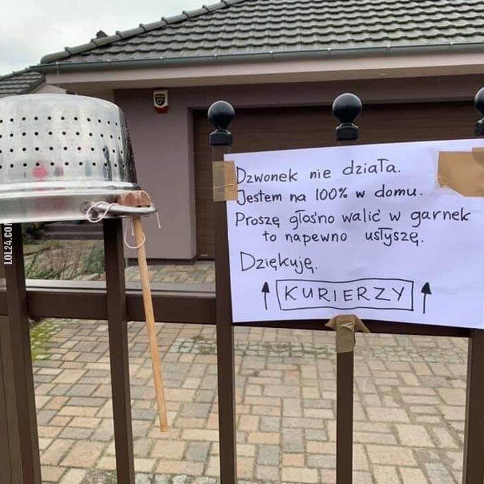 napis, reklama : Dzwonek nie działa. Proszę głośno walić w garnek