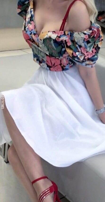 kobieta : Przycupnąć w białej spodnicy...