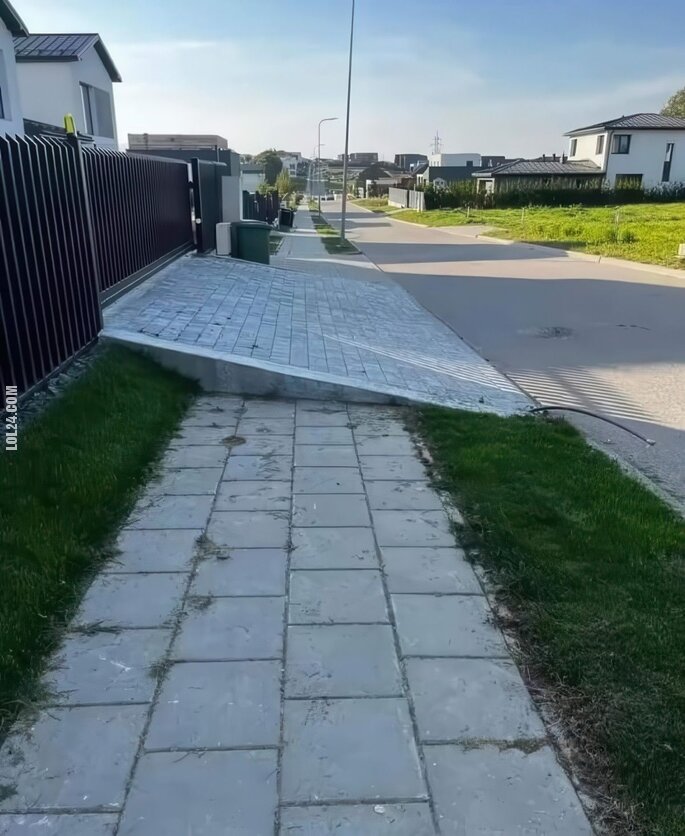 rzeźba, figurka : Podjazd do bramy