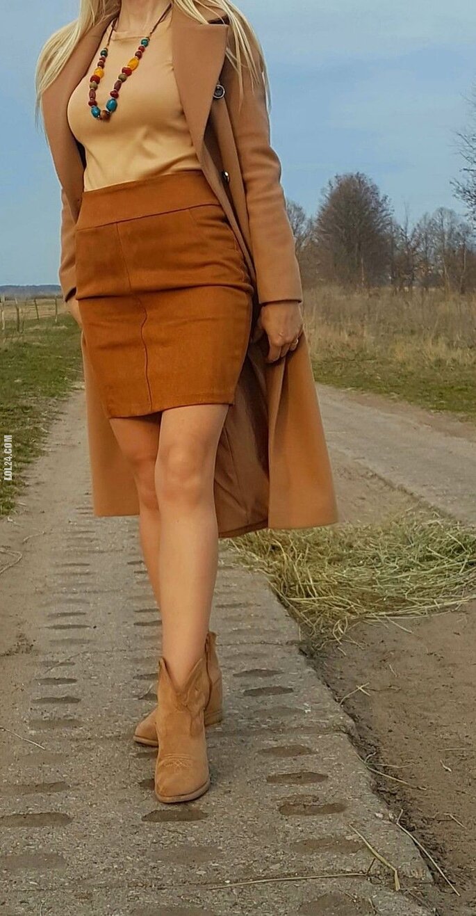 kobieta : Spacer w wiejskim krajobrazie