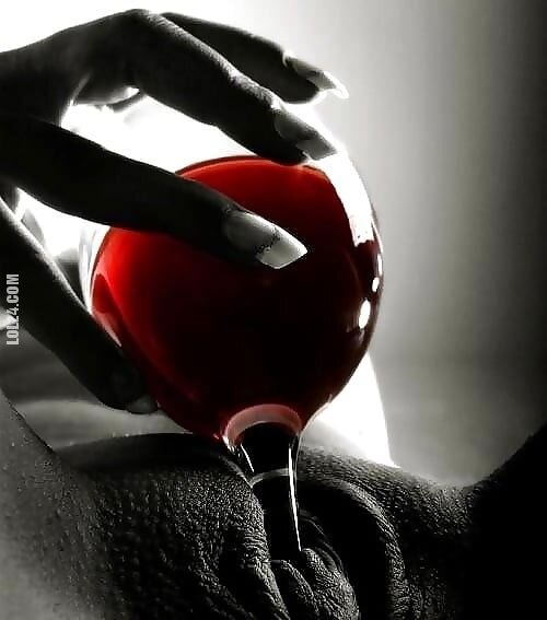 urocza, słodka : Kto ma ochotę na lampkę czerwonego wina?