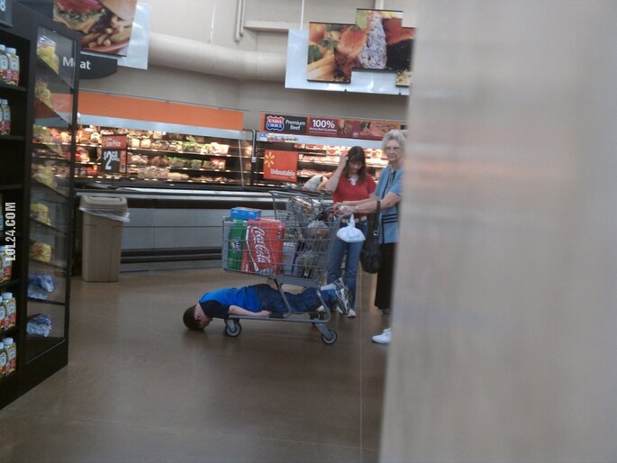 dzieciak : Tymczasem dzieciak na wózku w markecie
