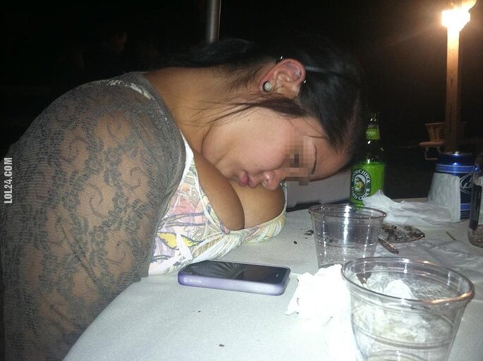 po imprezie : Drunk girl sleeps