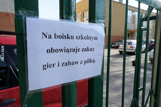 WTF : Kto to widział grać w piłkę na boisku szkolnym