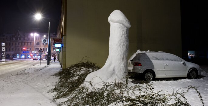 rzeźba, figurka : Gigantyczny penis wykonany ze śniegu