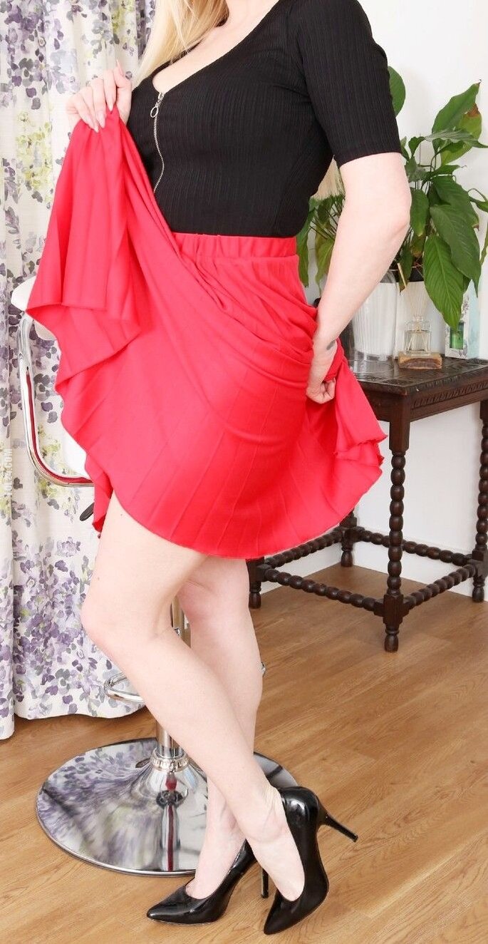 urocza, słodka : A jak wam się podoba czerwona spódniczka?