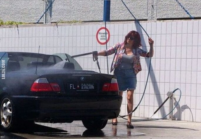 FAIL : Kobieta myje samochód...