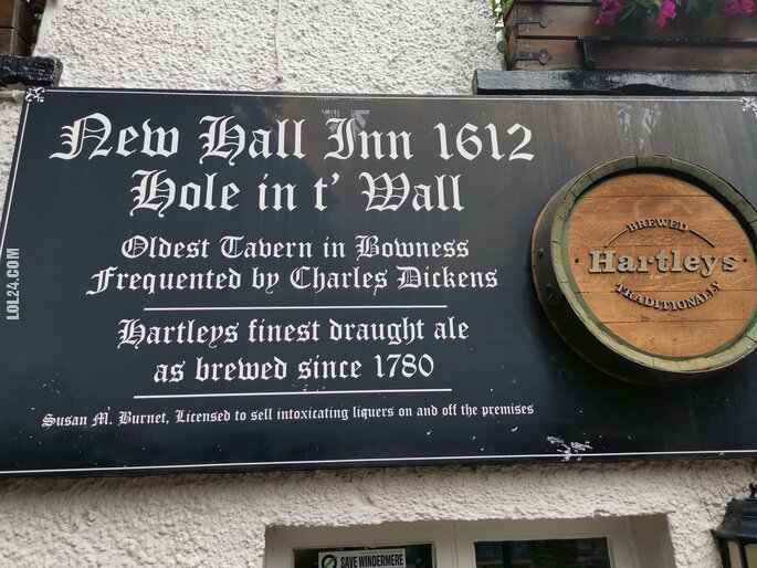 ciekawostka : Napis na ścianie pubu "Hole in T'wall"