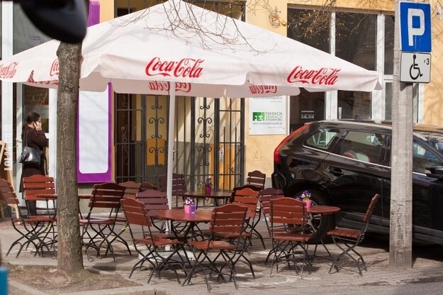 FAIL : Stoliki kawiarniane na miejscu postojowym dla niepełnosprawnych