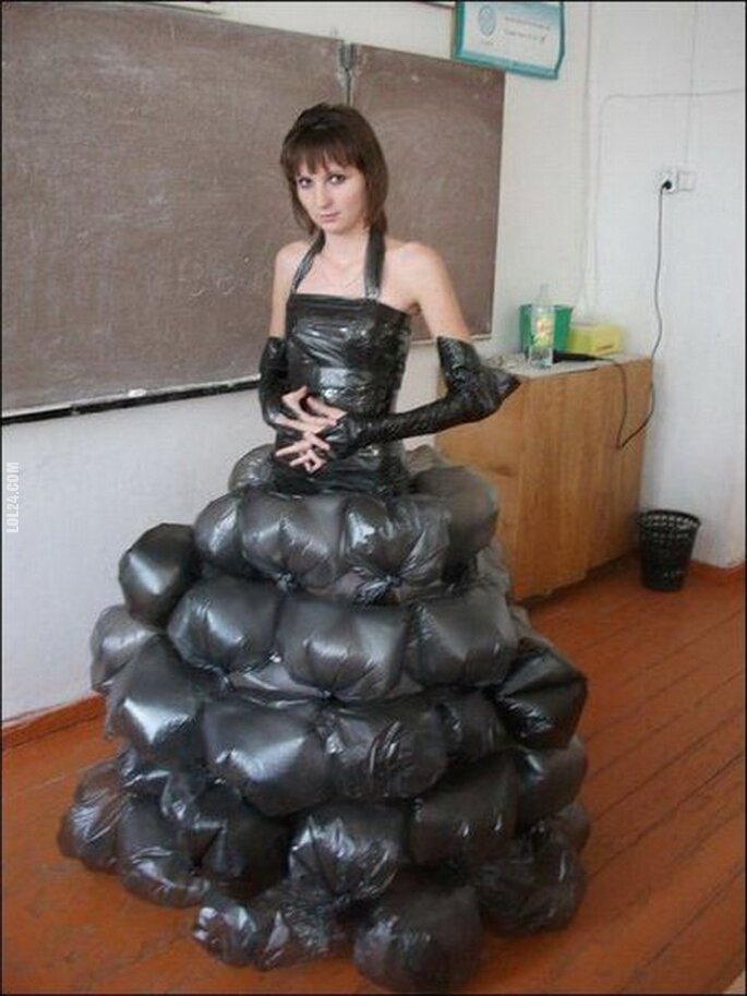 kobieta : Sukienka z worków na śmieci