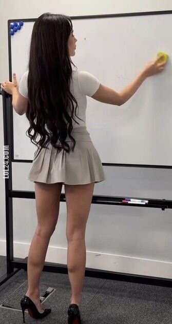 seksowna : Wzorcowa nauczycielka ściera tablicę