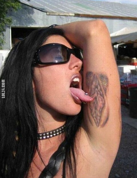 kobieta : Tatuaż waginy pod pachą