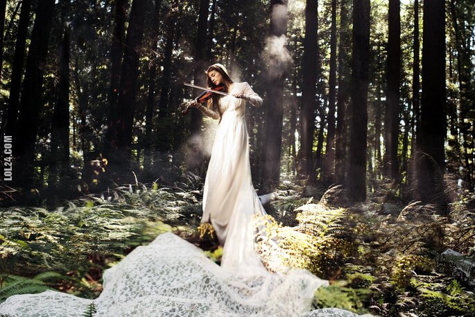 kobieta : Cudowny widok, kobieta ze skrzypcami w lesie