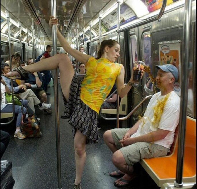 FAIL : Taniec na rurze w metrze