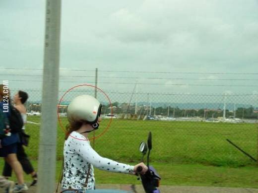 kobieta : Kobieta w kasku na motorze