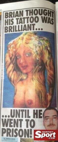 napis, reklama : Tatuaż na plecach - Kobiety z piersiami