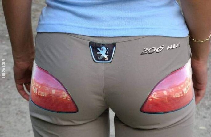 kobieta : Spodnie z tyłem Peugeot?
