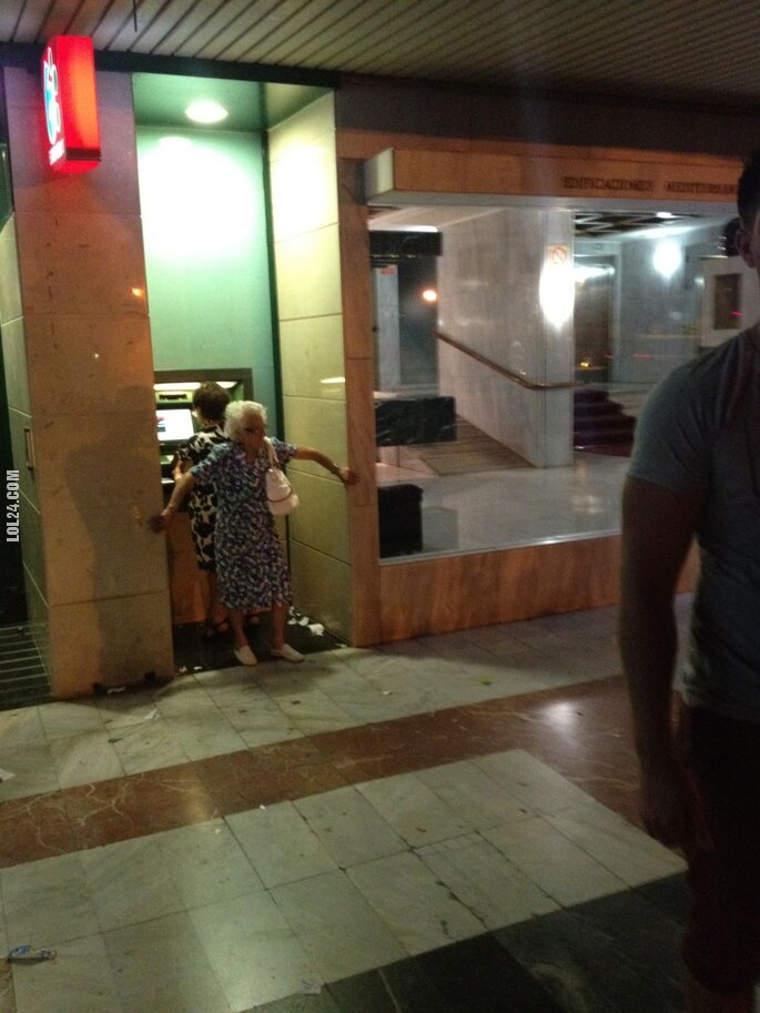 kobieta : Ochrona przy bankomacie
