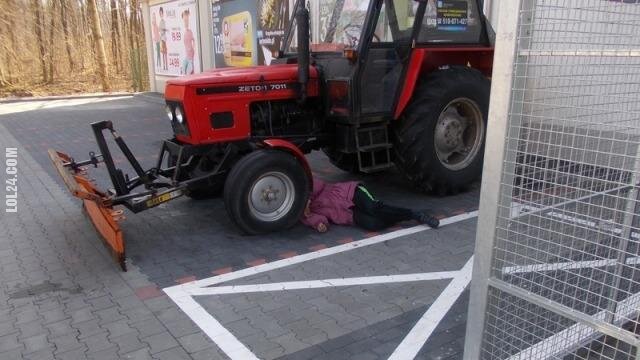 kobieta : Pijana kobieta przysnęła pod kołami traktora.